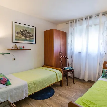 Holiday Home Sucuraj 06